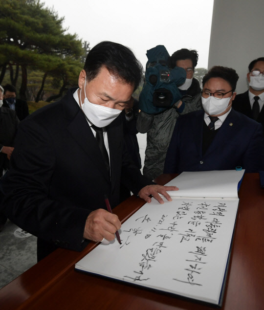 대선 출마를 선언한 손학규 전 바른미래당 대표가 지난 30일 서울 동작구 국립서울현충원에서 참배를 마친 뒤 방명록을 작성하고 있다. 국회사진기자단=연합뉴스